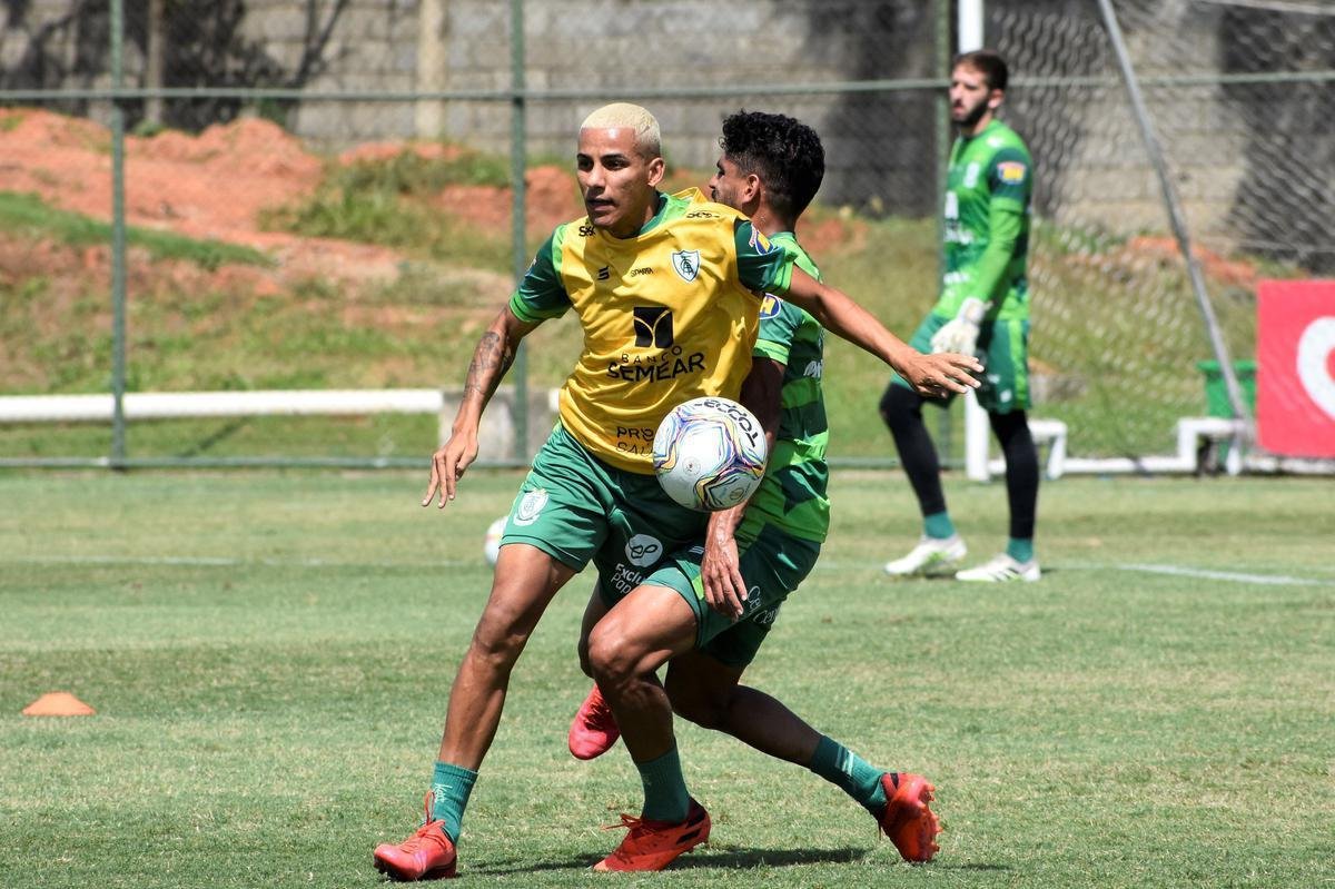 O América treinou na manhã desta quinta-feira (7), no CT Lanna Drumond, em Belo Horizonte. A atividade foi voltada para o confronto contra o Vitória, pela 33ª rodada da Série B do Campeonato Brasileiro. O duelo será realizado às 19h deste sábado (9), no Independência, em Belo Horizonte. Enquanto a equipe baiana luta contra o rebaixamento à Série C, o Coelho briga pelo tricampeonato da segunda divisão nacional.