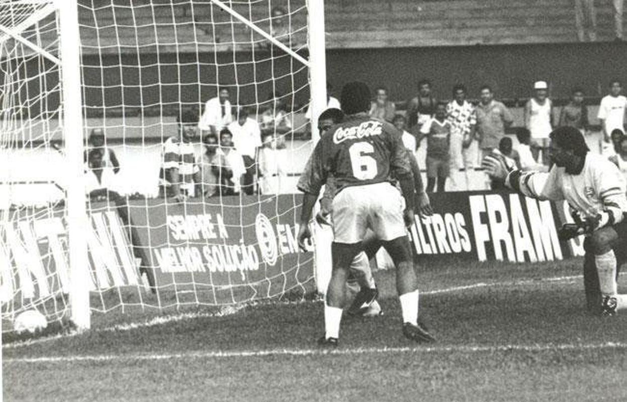 Ronaldo no histrico jogo contra o Bahia, em 7 de novembro de 1993, quando marcou cinco gols na goleada por 6 a 0