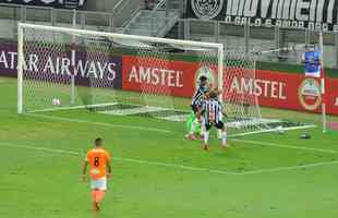 Fotos do gol de Marrony, do Atltico, sobre o La Guaira, no Mineiro