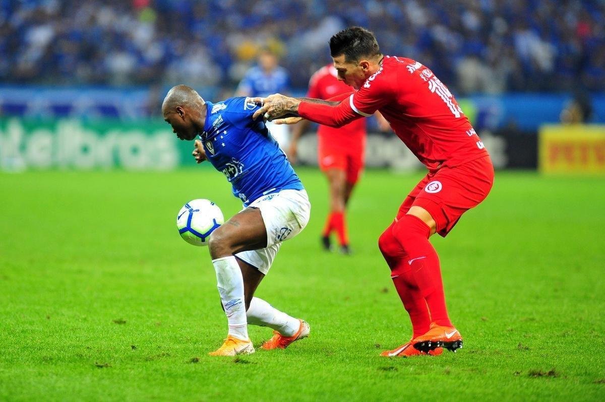 Fotos do primeiro tempo do duelo entre Cruzeiro e Internacional, no Mineiro, pela semifinal da Copa do Brasil