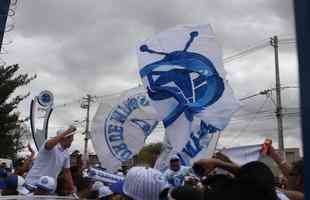 Torcedores do Cruzeiro foram  porta da Toca II apoiar os jogadores na vspera do jogo com o Flamengo