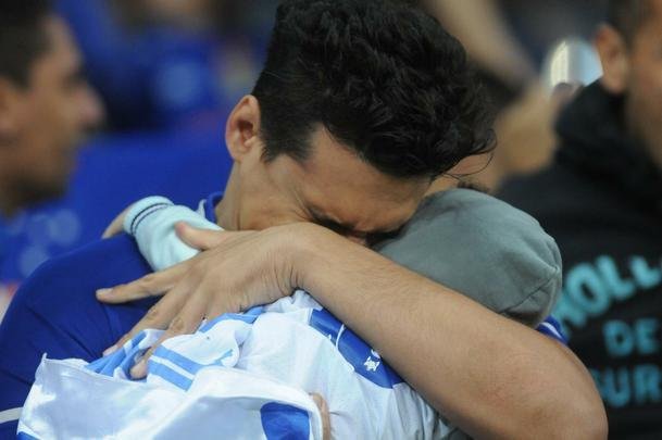 A emoo da torcida do Cruzeiro com a classificao da Copa do Brasil, nos pnaltis, diante do Fluminense. Reprter fotogrfico Alexandre Guzanshe registrou a vibrao de um pai com o filho no colo durante e aps as cobranas. Time celeste avanou s quartas de final