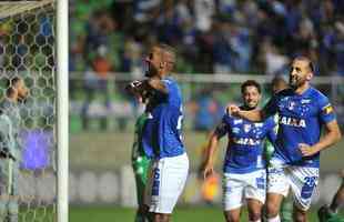 Com gols de Thiago Neves, Arrascaeta e Ded, Cruzeiro goleou a Chapecoense por 3 a 0