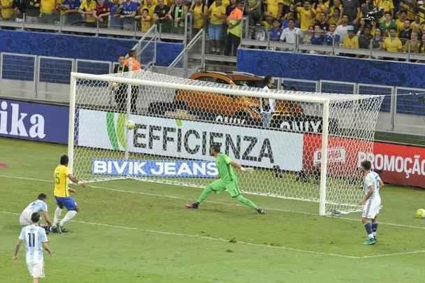 Paulinho marcou o terceiro do Brasil sobre a Argentina no Mineiro