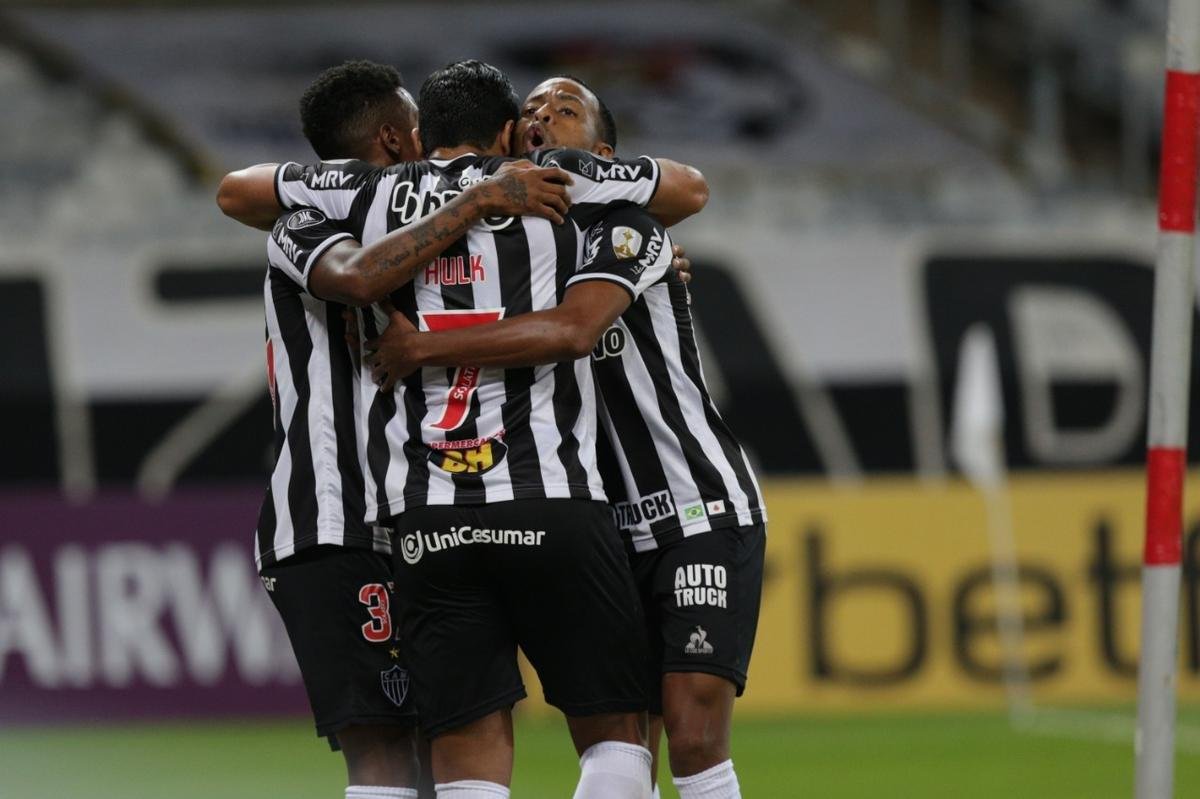 Hulk foi o grande nome do jogo ao marcar dois gols sobre o Cerro Porteo