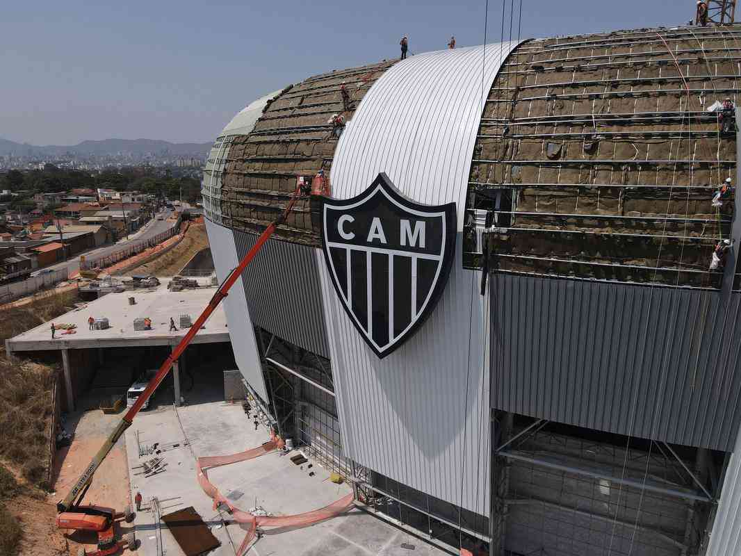 Instalao do escudo do Atltico e do primeiro letreiro da Arena MRV

