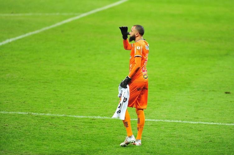 Goleiro Everson, do Atltico, foi heri na deciso por pnaltis contra o Boca Juniors ao defender duas cobranas e ao marcar o gol da classificao: 3 a 1 nas batidas alternadas aps 0 a 0 no tempo normal, no Mineiro.