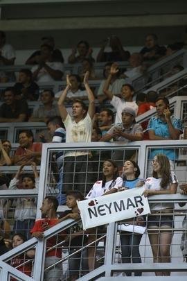 Craque Neymar, do Santos, chegou ao Independncia e foi muito assediado por torcedores do Cruzeiro antes de partida vlida pelo Campeonato Brasileiro