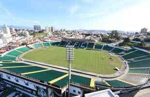 Orlando Scarpelli - tem capacidade para 19.584 torcedores. Pertence ao Figueirense.