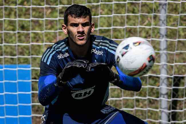 Cruzeiro: Lateral-direito Wesley Gasolina chega a BH para fechar