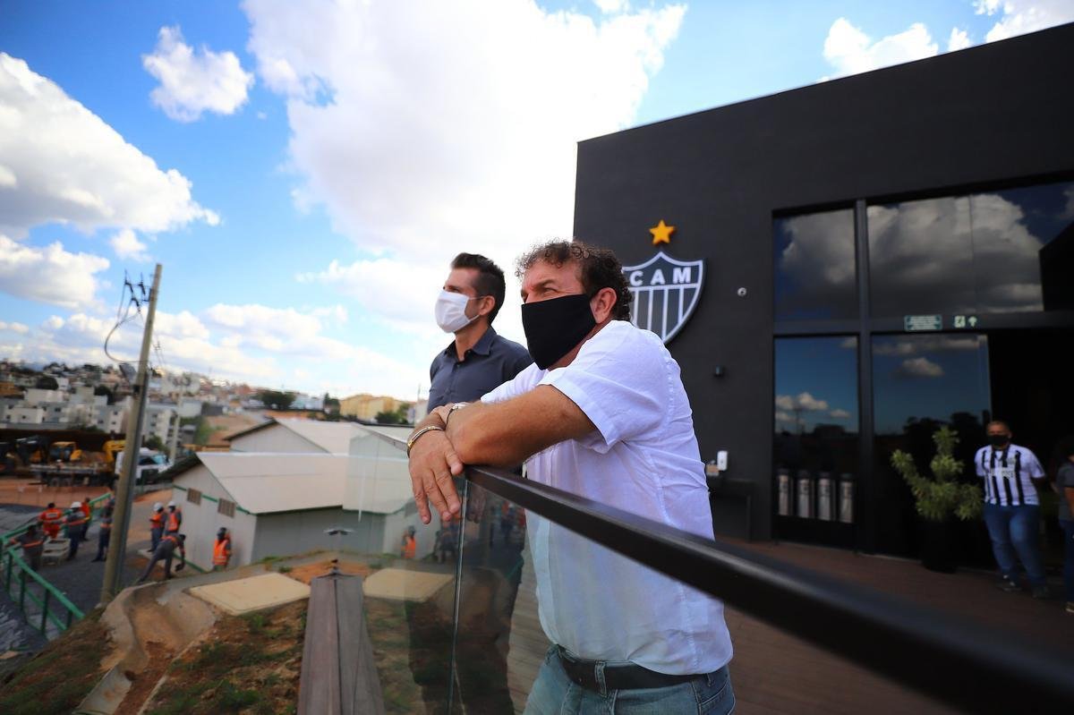 Aps comandar seu primeiro treino, Cuca foi apresentado na Arena MRV, futura casa do Atltico. O treinador de 57 anos conheceu o andamento das obras e respondeu perguntas de jornalistas no local.