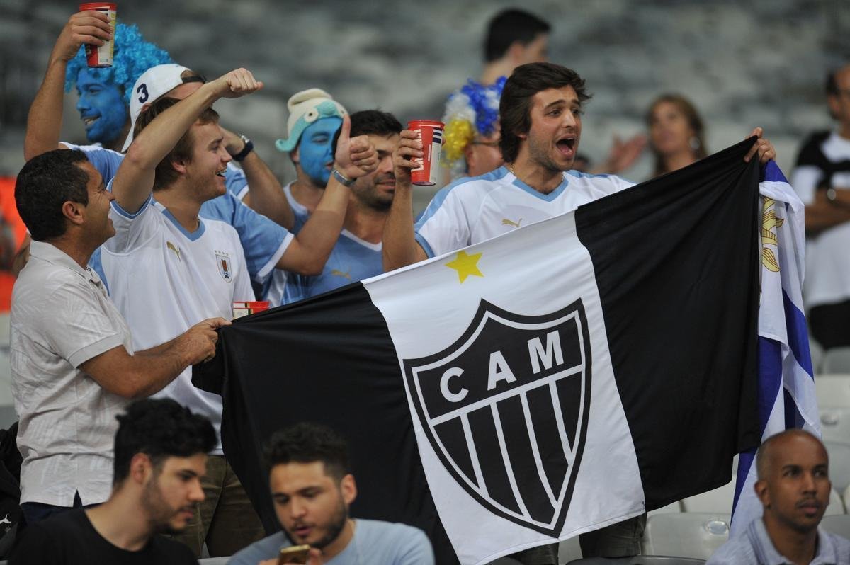 Fotos das torcidas de Uruguai e Equador no Mineiro