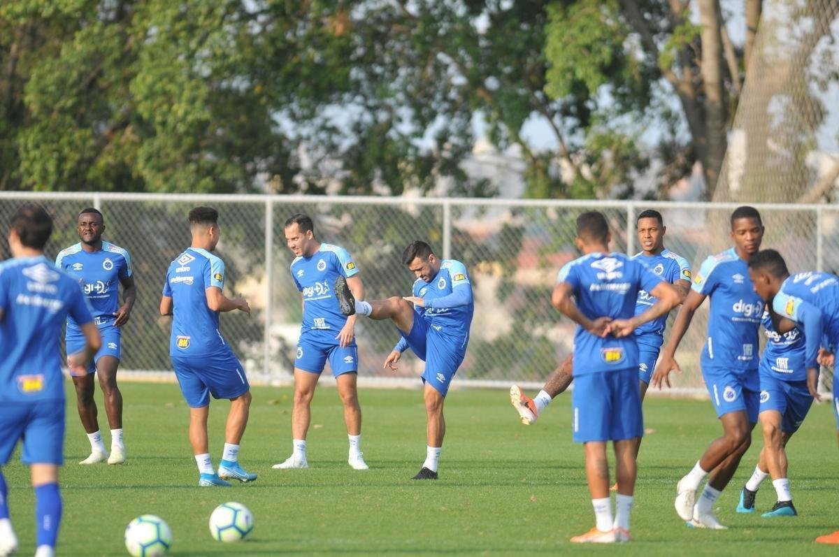 Fotos do primeiro treino de Abel Braga na Toca da Raposa II. Tcnico foi apresentado pelo Cruzeiro neste sbado e dirigir a equipe na segunda, s 20h, diante do Gois, no Serra Dourada, pela 22 rodada do Campeonato Brasileiro