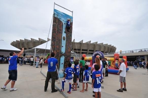 Crianas fazem a festa na esplanada Sul do Mineiro no aniversrio de 10 anos do Raposo; muitos brinquedos foram montados no local e houve at apresentao circense e de mgico