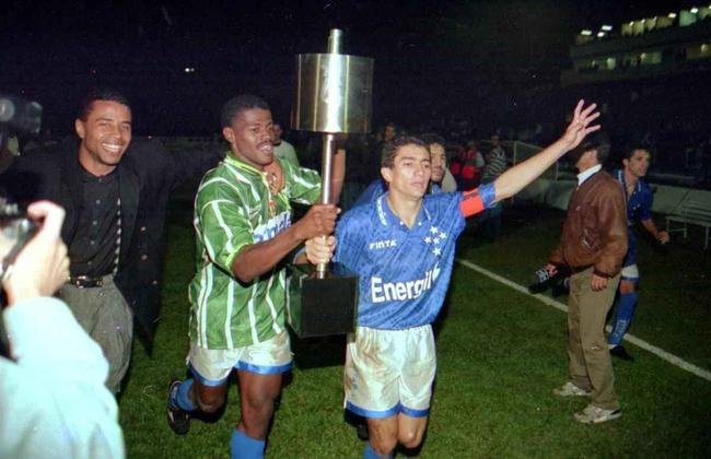 Jogadores do Cruzeiro comemoram o ttulo da Copa do Brasil de 1996 sobre o Palmeiras no Parque Antarctica