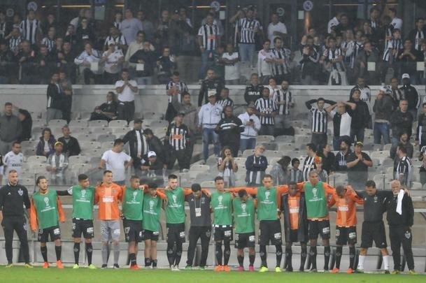 Atltico perdeu por 4 a 3 para o Coln nos pnaltis e foi eliminado da Copa Sul-Americana. Goleiro argentino Burin defendeu penalidades de Rver e Cazares