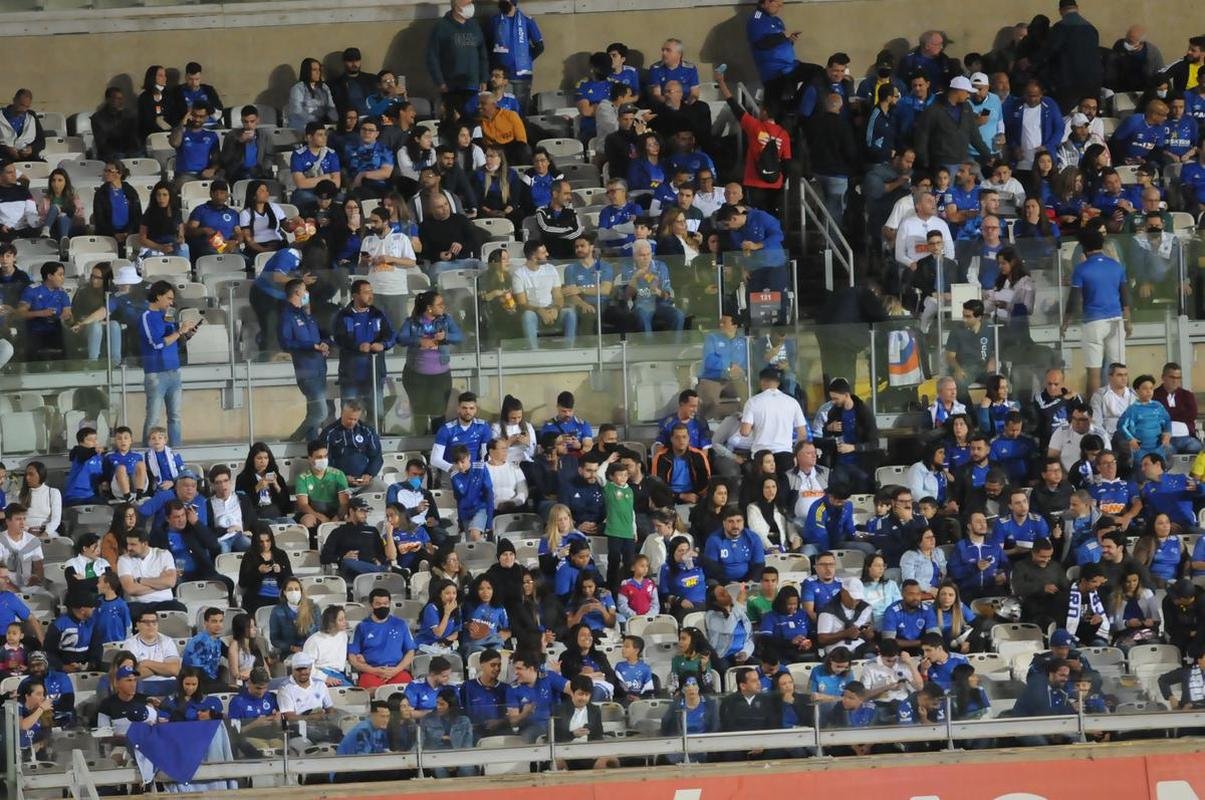 Torcedores do Cruzeiro no jogo com o Vila Nova, no Mineiro