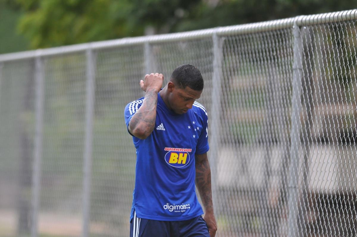 David - fez acordo para sair do Cruzeiro em fevereiro depois de entrar na Justia cobrando salrios e direitos de imagem em atraso, alm de frias, 13 e FGTS. O atacante se transferiu para o Fortaleza, pelo qual marcou 10 gols em 42 jogos. 
