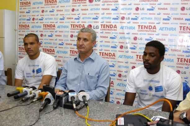 14/01/2008 - O diretor de futebol do Cruzeiro Eduardo Maluf (c), apresenta os novos jogadores de futebol do Cruzeiro, Marcel (e) e Espinoza (d), na Toca da Raposa II, em Belo Horizonte
