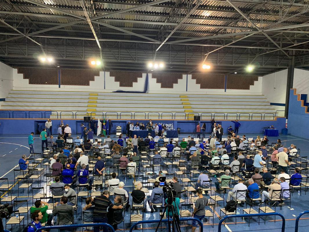 Ronaldo compareceu à votação da venda da SAF do Cruzeiro no Barro Preto e foi muito assediado por conselheiros do clube