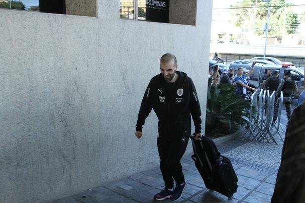 Repleta de estrelas, Seleo Uruguaia chegou a Belo Horizonte no comeo da tarde para a disputa da Copa Amrica. Cavani e Surez, as principais estrelas, mostraram muita simpatia. O meia De Arrascaeta, ex-Cruzeiro, atendeu a um f, mas passou pela imprensa sem dar entrevistas