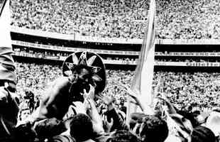 Pel sendo carregado por torcedores que comemoram a conquista da Copa do Mundo de 1970 no Estdio Azteca. Seleo venceu a Itlia por 4 a 1 na deciso
