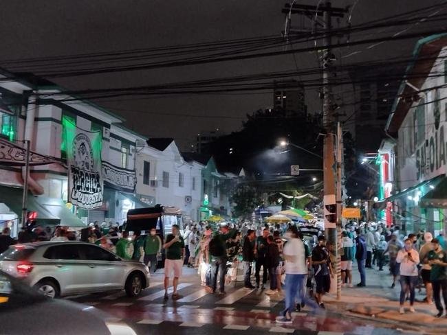 Mesmo com o Allianz Parque fechado para o p�blico, o entorno do est�dio do Palmeiras reuniu muitos torcedores que v�o acompanhar a semifinal contra o Atl�tico em bares e restaurantes (T�lio Kaizer/EM/D. A Press)
