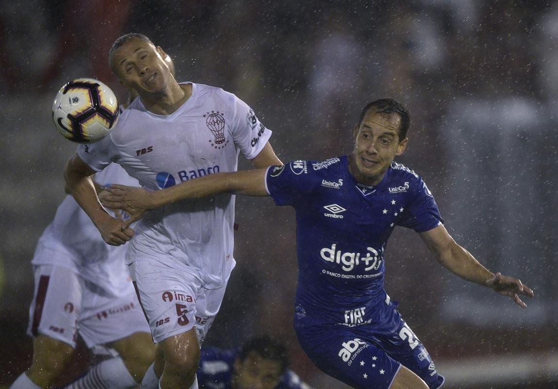Lance do duelo entre Huracn e Cruzeiro, em Buenos Aires, pelo Grupo B da Copa Libertadores