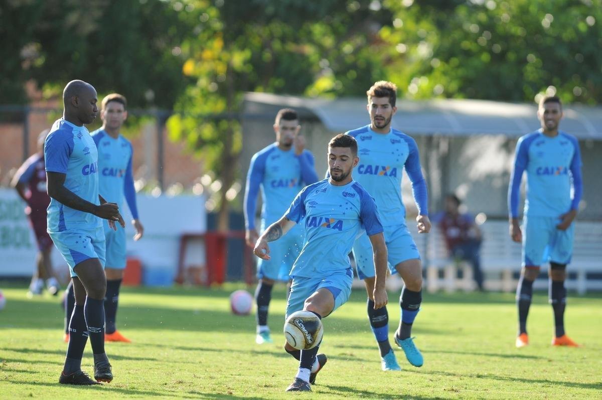 Jogadores do Cruzeiro durante treino desta sexta-feira na Toca da Raposa II