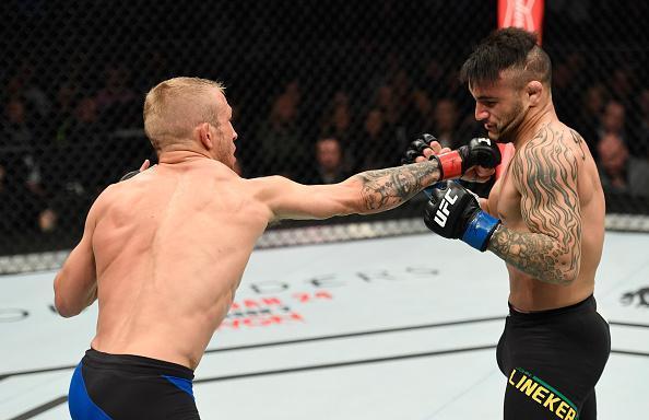 TJ Dillashaw (luvas vermelhas) venceu John Lineker por deciso unnime (triplo 30-26)