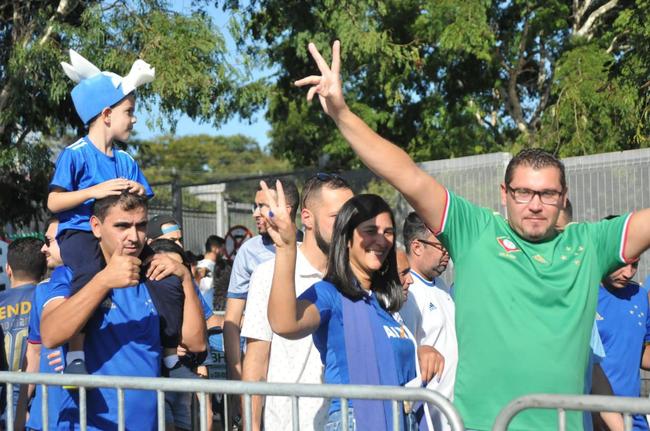 Chegada da torcida do Cruzeiro ao Mineiro para o jogo contra a Ponte Preta pela 13 rodada da Srie B do Campeonato Brasileiro. Estdio voltou a receber grande pblico