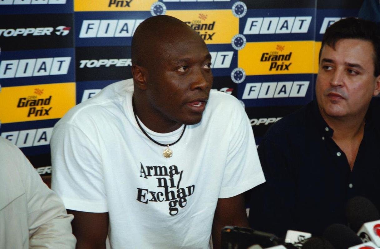 Fotos da apresentao do meia colombiano Freddy Rincn no Cruzeiro, em 6 de julho de 2001, na Toca da Raposa I. Ex-jogador morreu aos 55 anos nesta quarta-feira (13/4/2022), em Cali, em consequncia de um acidente de carro.