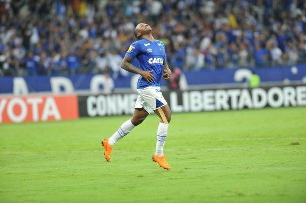 Sass chegou a balanar as redes, mas auxiliar marcou impedimento