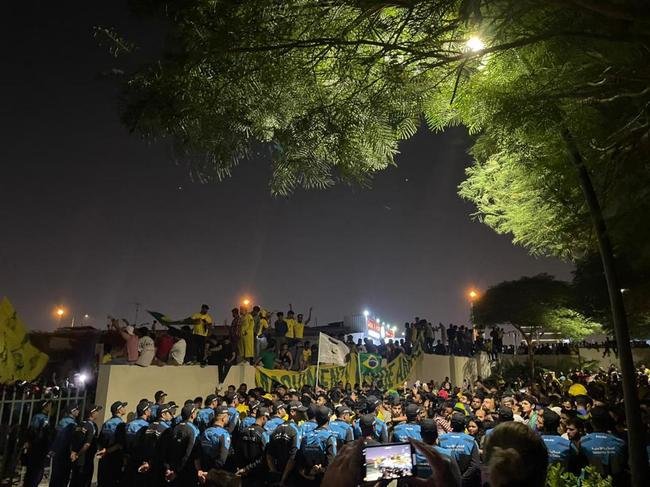 Seleção Brasileira chegou ao hotel The Westin Doha Hotel & Spa, no Centro de Doha, capital do Catar, e teve recepção calorosa de torcedores do Brasil e de outros países. Muitos curiosos apareceram para tentar ver os craques que vão buscar o hexa na Copa do Mundo