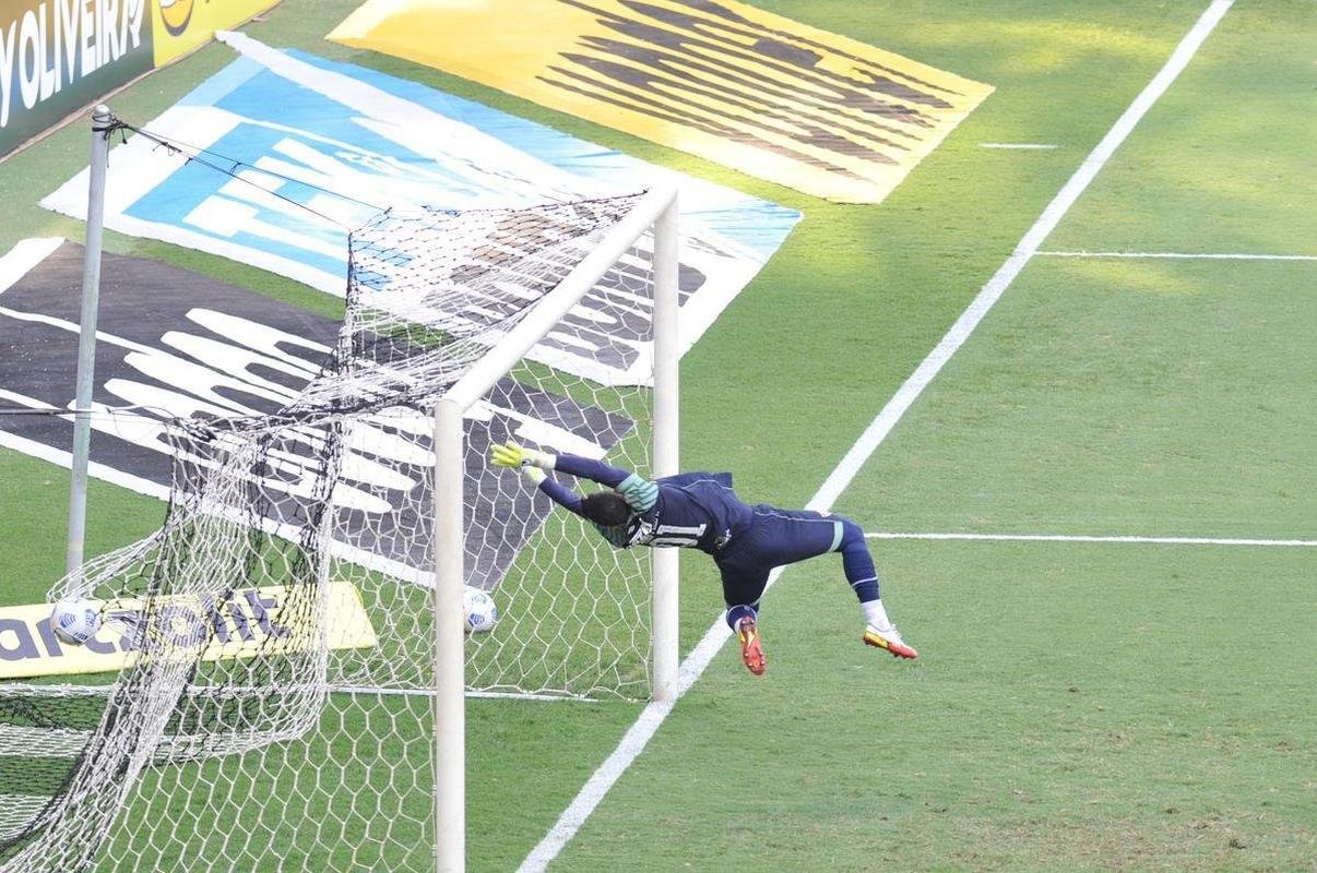 Hulk virou para o Atltico sobre o Fluminense em cobrana de falta perfeita no Mineiro: 2 a 1