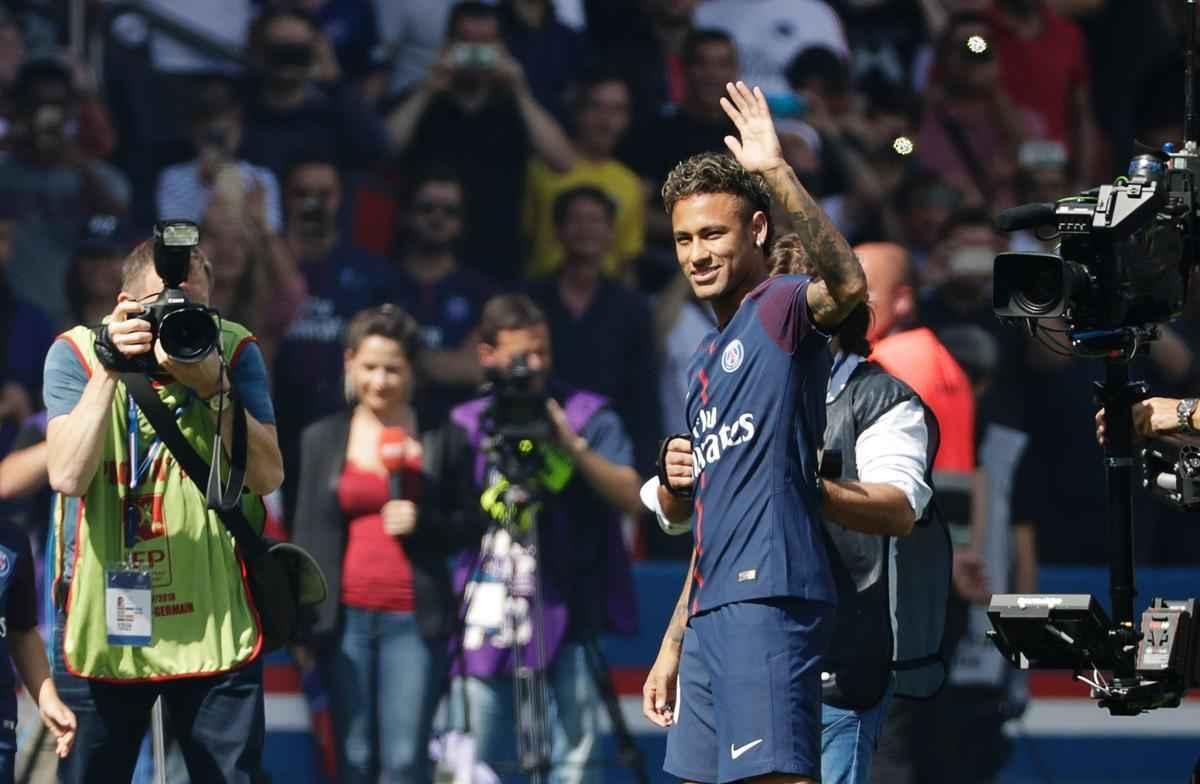 Neymar  apresentado  torcida do Paris Saint-Germain