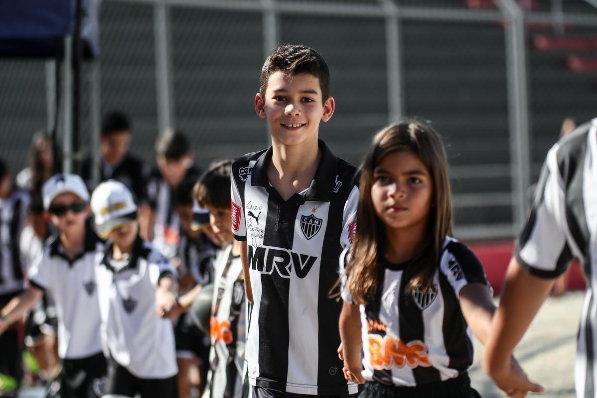 Torcedores do Atltico na partida contra o Patrocinense, no Estdio Pedro Alves do Nascimento, em Patrocnio, pelo Campeonato Mineiro
