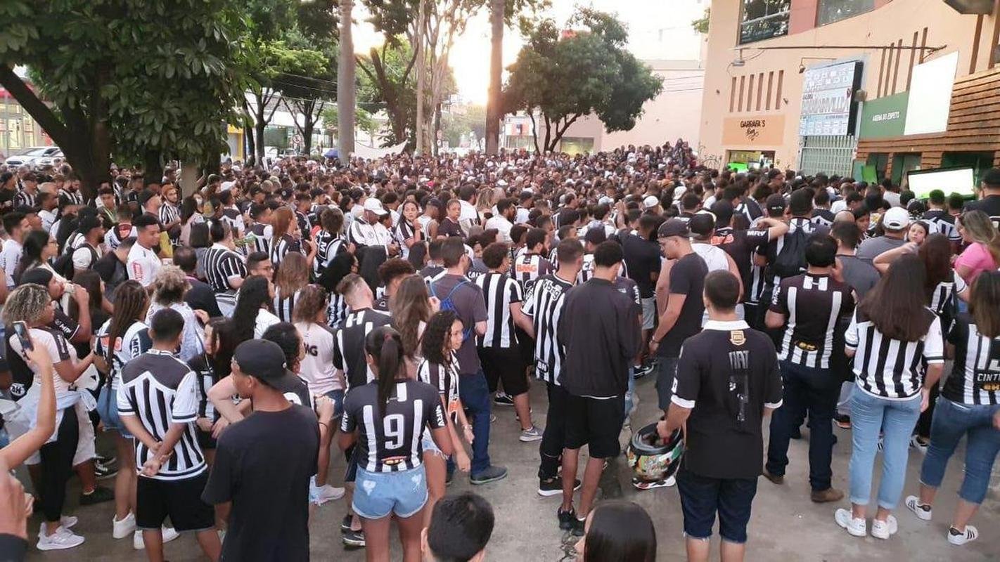 Nesta quinta-feira (2), torcedores do Atltico lotaram os bares de BH para acompanhar Bahia x Galo, jogo adiado da 32 rodada do Campeonato Brasileiro. Na imagem, Arena do Espeto.
