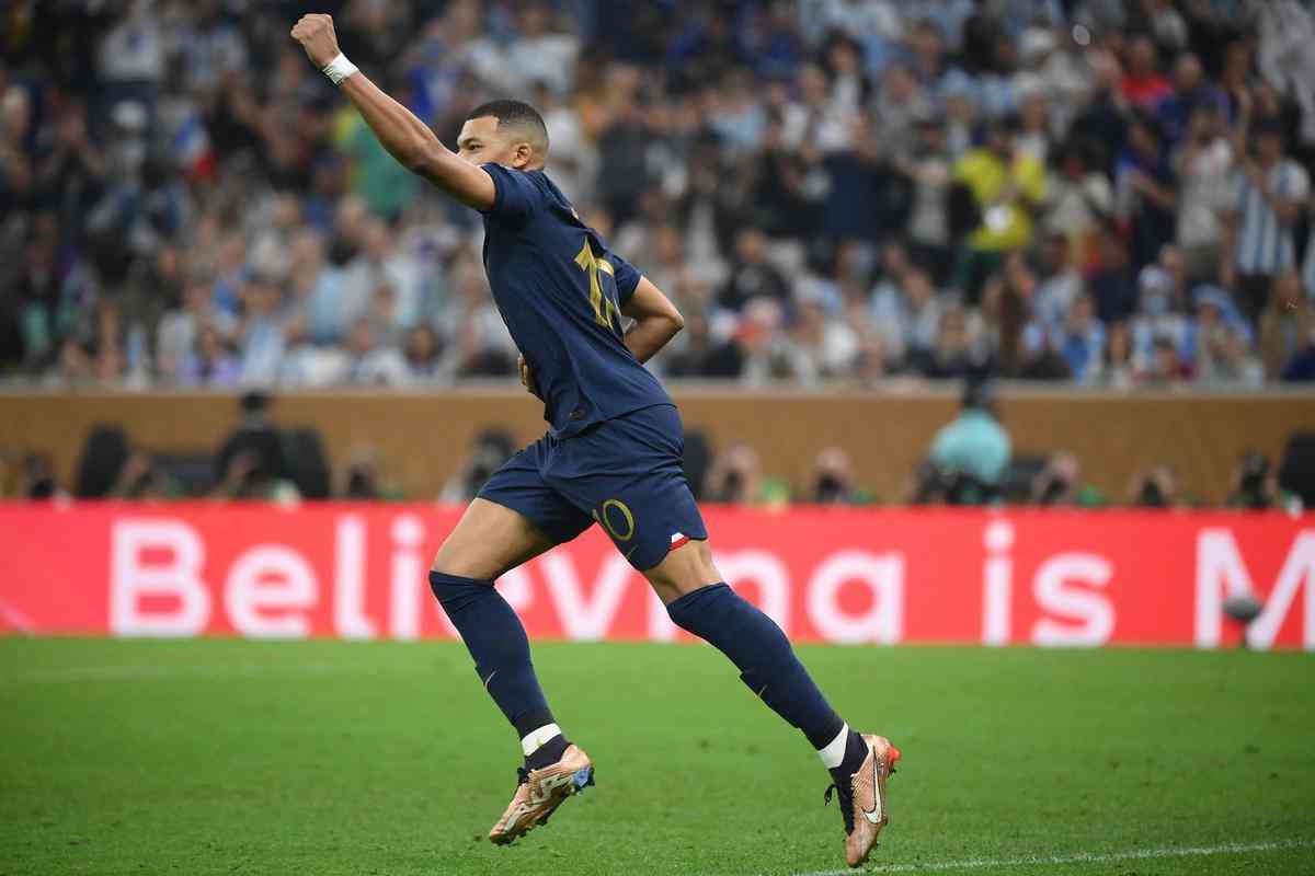 Mbappé faz o primeiro gol da França na final contra a Argentina e reduz vantagem do rival para 2 a 1. O francês cobrou pênalti cometido por Otamendi