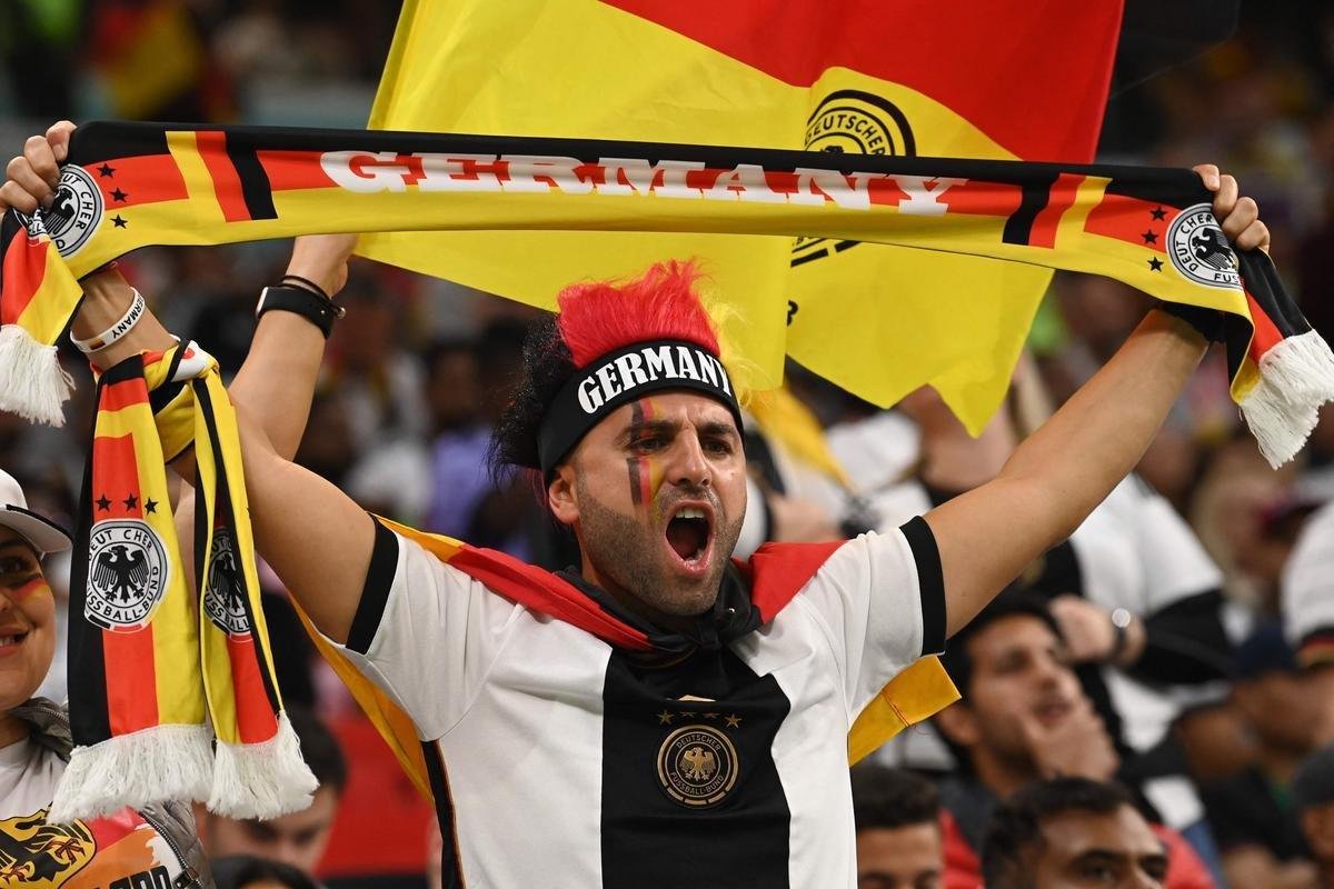 Costarriquenhos e alemes na partida pelo Grupo E da Copa do Mundo, no Estdio Al Bayt, em Al-Khor