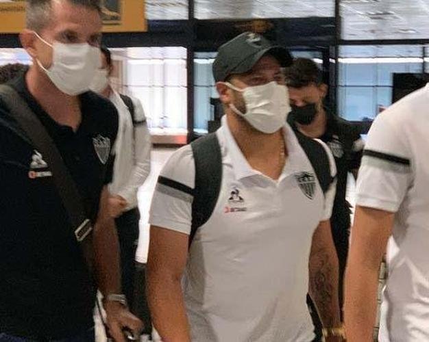 Jogadores foram recepcionados pelos atleticanos no Aeroporto Internacional Afonso Pena