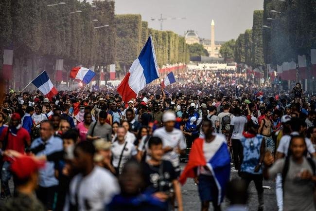 Torcedores franceses tomaram principais pontos tur�sticos e avenidas de Paris para celebrar o bi mundial