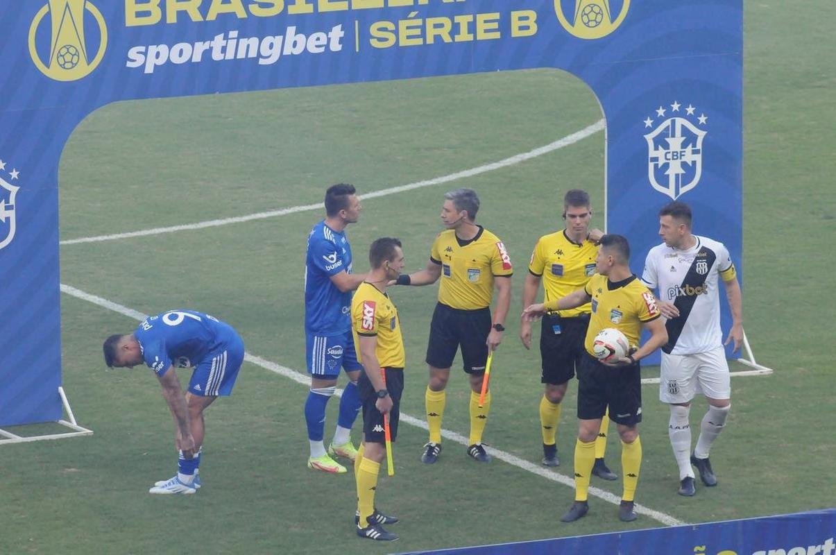 Fotos do jogo entre Cruzeiro e Ponte Preta, no Mineiro, em Belo Horizonte, pela 13 rodada da Srie B do Brasileiro