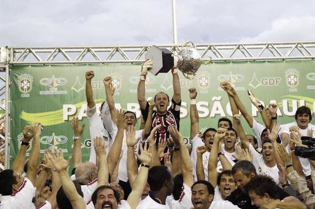 1°: São Paulo - 678 vitórias (1538 jogos)