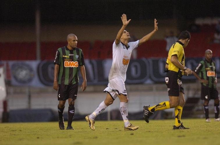 Campeonato Mineiro de 2010 (primeira partida das quartas de final) - O duelo terminou empatado em 3 a 3, mas o nome da partida foi o meio-campista Fabiano, do Atltico. Ele marcou trs vezes no primeiro tempo e evitou a derrota alvinegra.