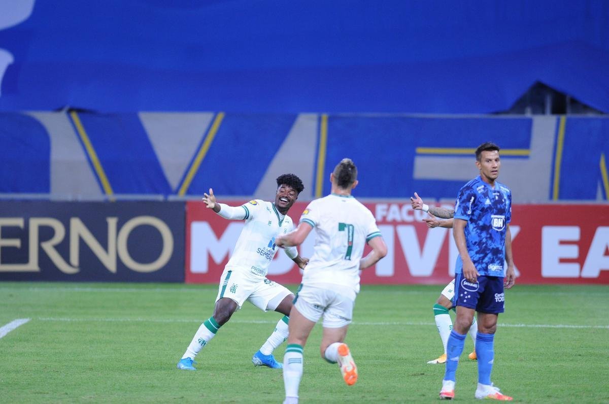 Fotos do duelo entre Cruzeiro e Amrica, pela Srie B, no Mineiro