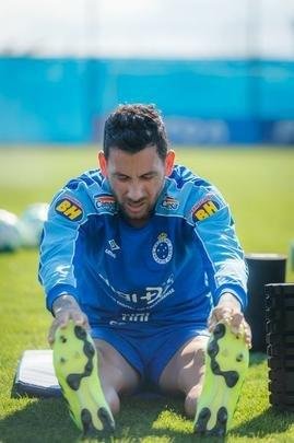 Cruzeiro treinou nesta tera-feira no CT do Grmio, em Porto Alegre, e concluiu a preparao para o duelo com o Internacional, no Beira-Rio, pela semifinal da Copa do Brasil. Time precisa de vitria por dois gols de diferena para ir  final. Se vencer por um gol de vantagem, a deciso ser nos pnaltis. Rogrio Ceni deve escalar o time com Fbio; Edilson, Ded (Fabrcio Bruno), Leo e Dod; Henrique e Robinho; Marquinhos Gabriel, Thiago Neves e David; Pedro Rocha.