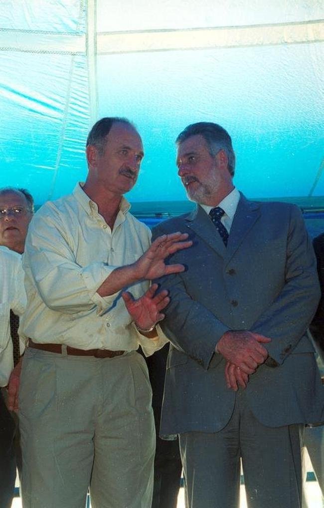Inaugurao da Toca da Raposa II em 9 de maro de 2002. Na ocasio, presidente do Cruzeiro, Zez Perrella, recebeu figuras ilustres, como o tcnico da Seleo Brasileira, Luiz Felipe Scolari, e outras autoridades pblicas municipais, estaduais e federais
