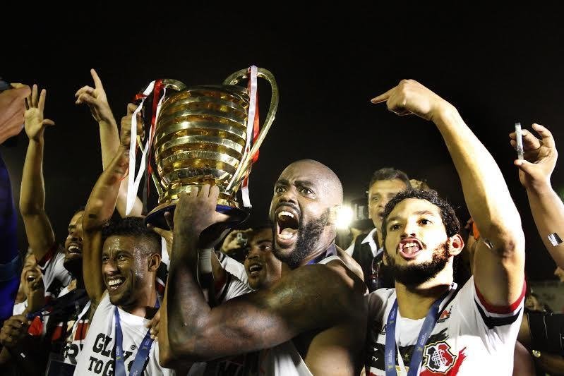 Em uma partida cheia de tensão e com o clima de rivalidade extrema em Campina Grande, o Santa Cruz foi valente para fazer valer a vantagem obtida no Arruda e, com o empate, garantir o inédito título da Copa do Nordeste frente ao Campinense