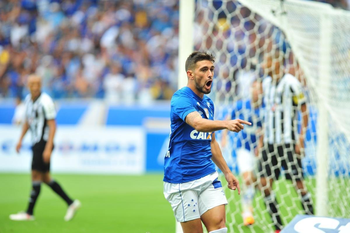 Cruzeiro pressionou o Atltico nos minutos iniciais e abriu o placar aos 3, com gol de cabea de Arrascaeta